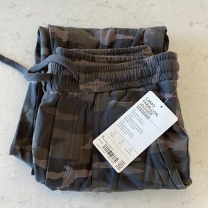 Athleta womens camo Farallon jogger, NWT, size 4